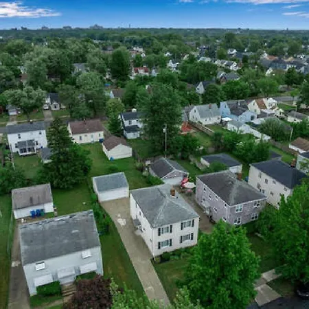 Gorgeous 2 Queen Bedroom Lower Apartment In North Buffalo With Free Driveway Parking